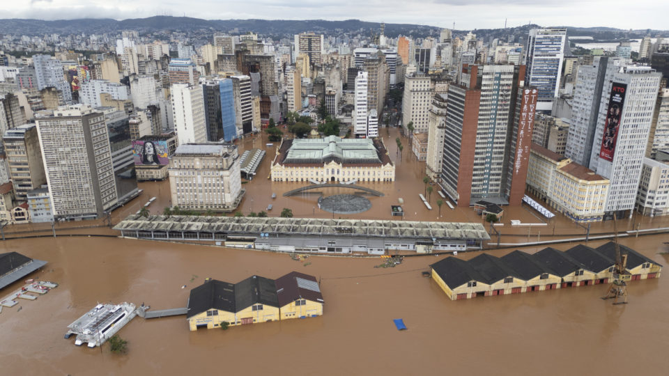 A ocorrência de eventos extraordinários, como o triste caso das enchentes devastadoras no Rio Grande do Sul em 2024, trouxe à tona a importância do reequilíbrio econômico-financeiro em contratos públicos e privados. Esses fenômenos não apenas impactam a vida das comunidades, mas também afetam a execução de contratos firmados antes de sua ocorrência. O Impacto de Calamidades em Contratos Eventos como enchentes podem alterar significativamente as condições originalmente previstas nos contratos. O aumento de custos devido à indisponibilidade de materiais ou a extensão dos prazos de execução, o encarecimento de mão de obra ou a necessidade redirecionamento de recursos para reparos emergenciais são alguns dos fatores que podem impactar significativamente a execução de um contrato. A legislação brasileira, por meio da Lei de Licitações e Contratos (Lei nº 14.133/2021), prevê mecanismos para reequilibrar contratos, a qualquer tempo de sua vigência, em casos de força maior ou caso fortuito. O processo de reequilíbrio serve para manter a justa remuneração nesses contratos, que só é alcançado quando a retribuição aos encargos assumidos está equilibrada. Portanto com o aumento dos encargos contratuais em uma situação calamitosa é necessário um reequilíbrio das retribuições. O reequilíbrio previsto por lei se dá por meio de ações como a aplicação de taxas de atualização sobre valores do contrato, repactuação de valores, extensão dos prazos de entrega entre outros mecanismos jurídicos. No entanto, a aplicação dessa norma requer uma análise técnica minuciosa para justificar as alterações nos valores contratados. O Papel da Perícia no Reequilíbrio A atuação de peritos econômico-financeiros é essencial nesse processo. Eles avaliam: • O impacto financeiro do evento no contrato; • A proporcionalidade dos reajustes solicitados; • A conformidade das alterações com a legislação vigente. Um laudo técnico pericial detalhado pode ser determinante para aprovar ou contestar um pedido de reequilíbrio, pois por meio do mesmo é possível comprovar se houve algum tipo de desequilibro na justa remuneração, sua magnitude e o reparo necessário. Assim, garantindo justiça tanto para contratantes quanto para contratados. O reequilíbrio não é apenas uma ferramenta jurídica, mas também uma forma de manter relações contratuais saudáveis e justas, mesmo em tempos de crise.