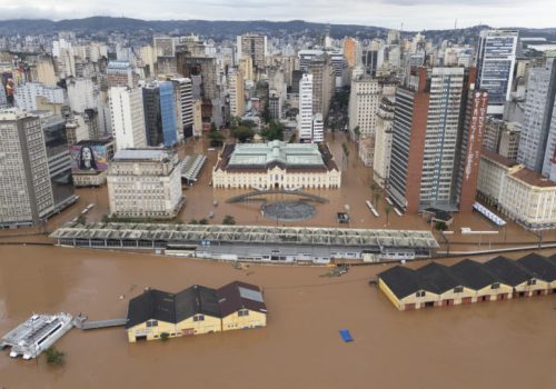 A ocorrência de eventos extraordinários, como o triste caso das enchentes devastadoras no Rio Grande do Sul em 2024, trouxe à tona a importância do reequilíbrio econômico-financeiro em contratos públicos e privados. Esses fenômenos não apenas impactam a vida das comunidades, mas também afetam a execução de contratos firmados antes de sua ocorrência. O Impacto de Calamidades em Contratos Eventos como enchentes podem alterar significativamente as condições originalmente previstas nos contratos. O aumento de custos devido à indisponibilidade de materiais ou a extensão dos prazos de execução, o encarecimento de mão de obra ou a necessidade redirecionamento de recursos para reparos emergenciais são alguns dos fatores que podem impactar significativamente a execução de um contrato. A legislação brasileira, por meio da Lei de Licitações e Contratos (Lei nº 14.133/2021), prevê mecanismos para reequilibrar contratos, a qualquer tempo de sua vigência, em casos de força maior ou caso fortuito. O processo de reequilíbrio serve para manter a justa remuneração nesses contratos, que só é alcançado quando a retribuição aos encargos assumidos está equilibrada. Portanto com o aumento dos encargos contratuais em uma situação calamitosa é necessário um reequilíbrio das retribuições. O reequilíbrio previsto por lei se dá por meio de ações como a aplicação de taxas de atualização sobre valores do contrato, repactuação de valores, extensão dos prazos de entrega entre outros mecanismos jurídicos. No entanto, a aplicação dessa norma requer uma análise técnica minuciosa para justificar as alterações nos valores contratados. O Papel da Perícia no Reequilíbrio A atuação de peritos econômico-financeiros é essencial nesse processo. Eles avaliam: • O impacto financeiro do evento no contrato; • A proporcionalidade dos reajustes solicitados; • A conformidade das alterações com a legislação vigente. Um laudo técnico pericial detalhado pode ser determinante para aprovar ou contestar um pedido de reequilíbrio, pois por meio do mesmo é possível comprovar se houve algum tipo de desequilibro na justa remuneração, sua magnitude e o reparo necessário. Assim, garantindo justiça tanto para contratantes quanto para contratados. O reequilíbrio não é apenas uma ferramenta jurídica, mas também uma forma de manter relações contratuais saudáveis e justas, mesmo em tempos de crise.