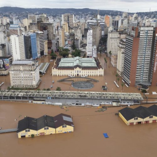 A ocorrência de eventos extraordinários, como o triste caso das enchentes devastadoras no Rio Grande do Sul em 2024, trouxe à tona a importância do reequilíbrio econômico-financeiro em contratos públicos e privados. Esses fenômenos não apenas impactam a vida das comunidades, mas também afetam a execução de contratos firmados antes de sua ocorrência. O Impacto de Calamidades em Contratos Eventos como enchentes podem alterar significativamente as condições originalmente previstas nos contratos. O aumento de custos devido à indisponibilidade de materiais ou a extensão dos prazos de execução, o encarecimento de mão de obra ou a necessidade redirecionamento de recursos para reparos emergenciais são alguns dos fatores que podem impactar significativamente a execução de um contrato. A legislação brasileira, por meio da Lei de Licitações e Contratos (Lei nº 14.133/2021), prevê mecanismos para reequilibrar contratos, a qualquer tempo de sua vigência, em casos de força maior ou caso fortuito. O processo de reequilíbrio serve para manter a justa remuneração nesses contratos, que só é alcançado quando a retribuição aos encargos assumidos está equilibrada. Portanto com o aumento dos encargos contratuais em uma situação calamitosa é necessário um reequilíbrio das retribuições. O reequilíbrio previsto por lei se dá por meio de ações como a aplicação de taxas de atualização sobre valores do contrato, repactuação de valores, extensão dos prazos de entrega entre outros mecanismos jurídicos. No entanto, a aplicação dessa norma requer uma análise técnica minuciosa para justificar as alterações nos valores contratados. O Papel da Perícia no Reequilíbrio A atuação de peritos econômico-financeiros é essencial nesse processo. Eles avaliam: • O impacto financeiro do evento no contrato; • A proporcionalidade dos reajustes solicitados; • A conformidade das alterações com a legislação vigente. Um laudo técnico pericial detalhado pode ser determinante para aprovar ou contestar um pedido de reequilíbrio, pois por meio do mesmo é possível comprovar se houve algum tipo de desequilibro na justa remuneração, sua magnitude e o reparo necessário. Assim, garantindo justiça tanto para contratantes quanto para contratados. O reequilíbrio não é apenas uma ferramenta jurídica, mas também uma forma de manter relações contratuais saudáveis e justas, mesmo em tempos de crise.